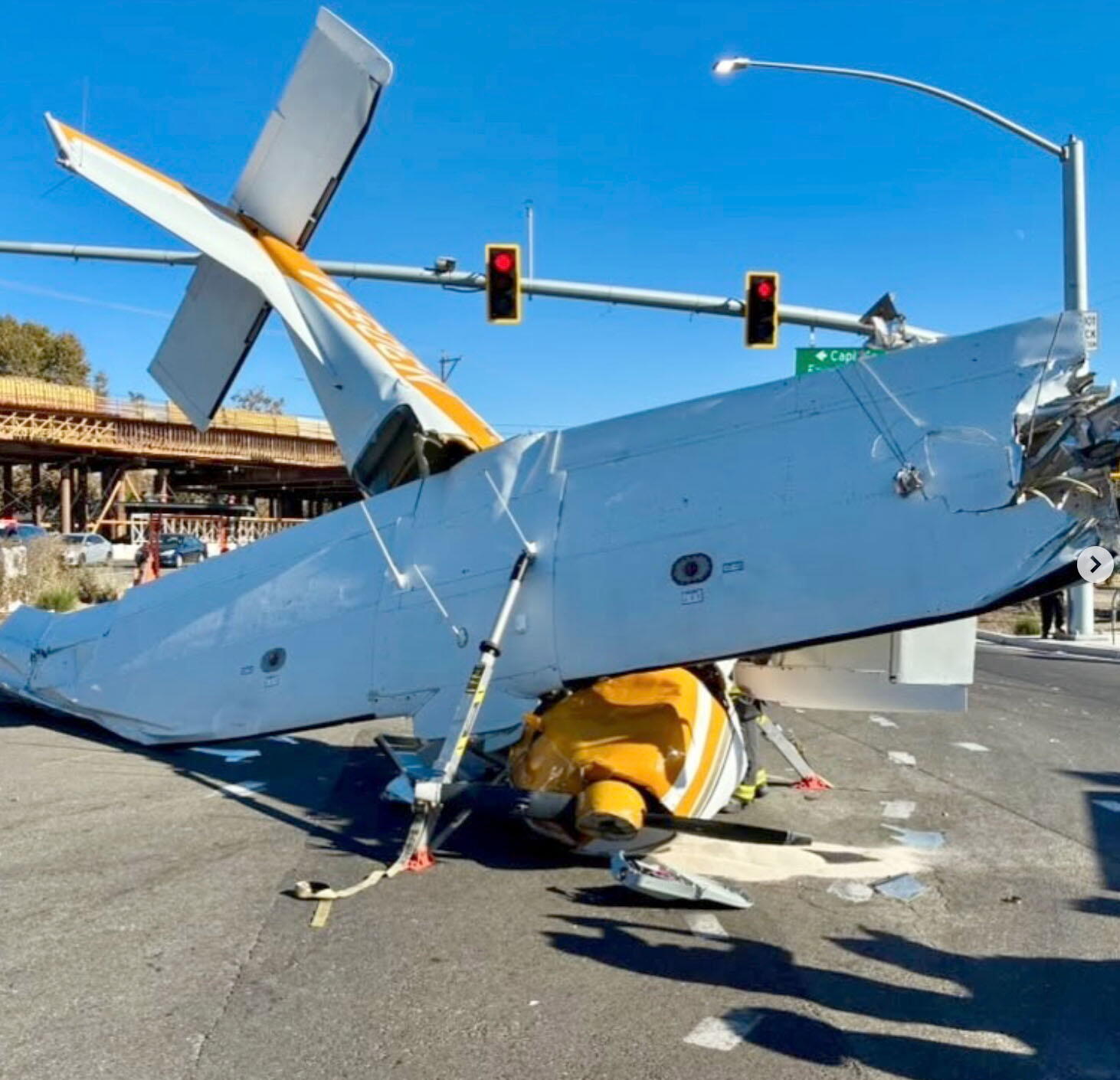 Un avión se estrelló al caer sobre una calle en California. Dos adultos y un niño sobrevivieron